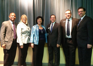 Desde la izq. Gordon Connell, director de Marine Industry Cares Foundation; Kim Gorsuch, Administradora de DCF Circuit 17; Cindy Arenberg, presidenta y directora ejecutiva de CSC; Dennis Haas, president de ARC Broward; Andrew Leone, portavoz de CSC y Mike Ryan, alcalde de Sunrise.