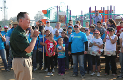 El verdadero Jim White habla durante un evento donde más de 200 voluntarios de Disney VoluntEARS y la organización KaBOOM transformaron un lote vacío en un parque para niños.