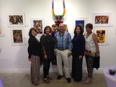 El fotógrafo Mariano Hernández y funcionarias del Consulado General de la República Dominicana en Miami.
