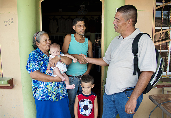 HND_2016_Patient Advocate Alex Guerrero_ Patient Advocate Alex Guerrero talks to Luis Roberto Ulloa, father and Esperanza Rodriguez, grandmother, of a new patient, Diego Samuel Ulloa Meza, 5 months in Juticalpa, Honduras March 30, 2016. Diego has a cleft palate. In front of Don Alex is his 4-year-old son Cesar. b(Operation Smile Photo - Rohanna Mertens)