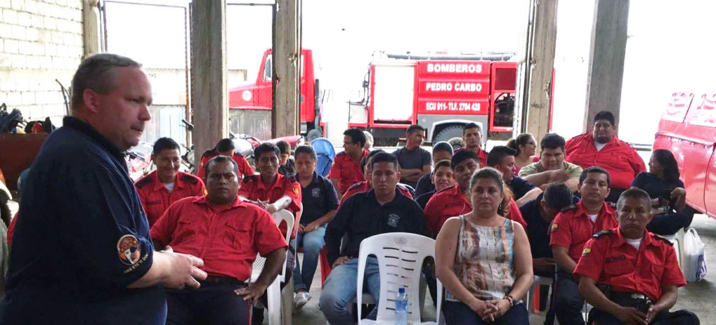 Paul Nelson, Jefe de Cuerpo de Bomberos de Port Neches, Texas y miembro de Gear Up, en una sesión de entrenamiento en Ecuador.