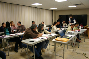 Inmigrantes toman clases en Hispanic Unity/foto cortesía