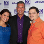 Angela y Manny Ruiz con Jeff Sharlach (centro)