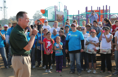 El verdadero Jim White habla durante un evento donde más de 200 voluntarios de  Disney VoluntEARS y la organización KaBOOM transformaron un lote vacío en un parque para niños.