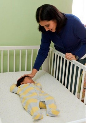 Muchas nuevas madres informan no haber recibido ningún consejo del médico sobre la posición de dormir para el bebé o sobre la lactancia materna.