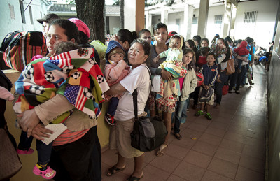 Familias esperan para ser atendidas por OS en el Hospital General San Felipe en Tegucigalpa, Honduras. Feb 18, 2016. (Foto Operation Smile Photo - Rohanna Mertens)