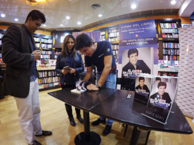 Dante Gebel firma su libro en Argentina. Foto cortesía HC